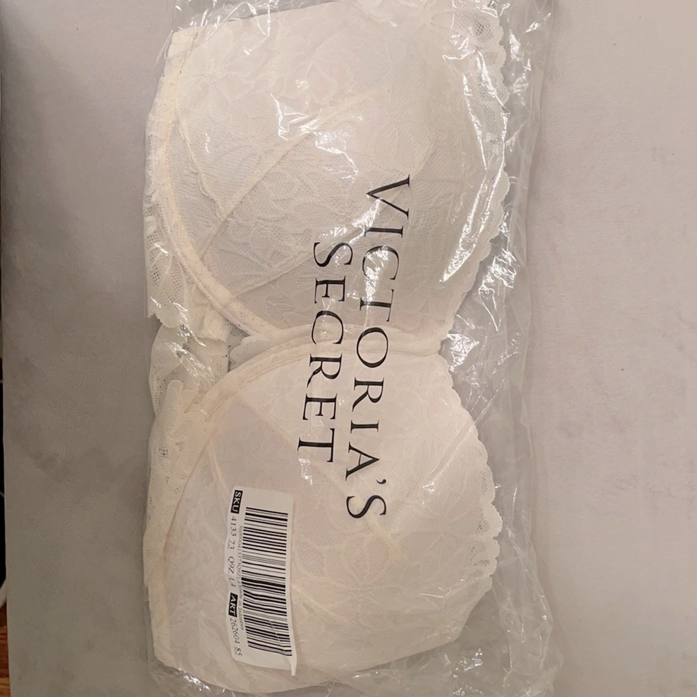 New with Tags!!  Victoria’s Secret bra.  Size DD.